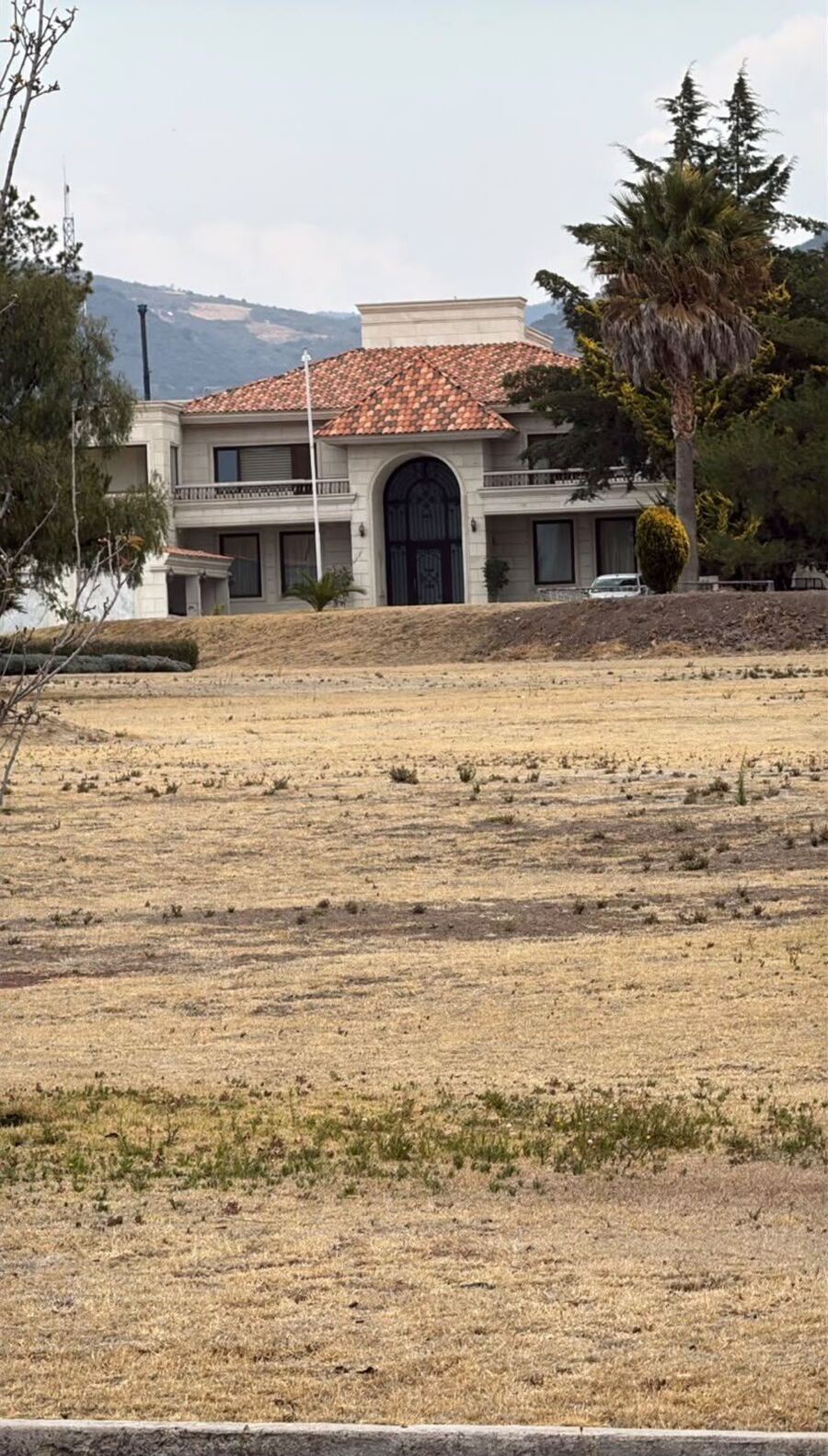 Antes — jardín descuidado