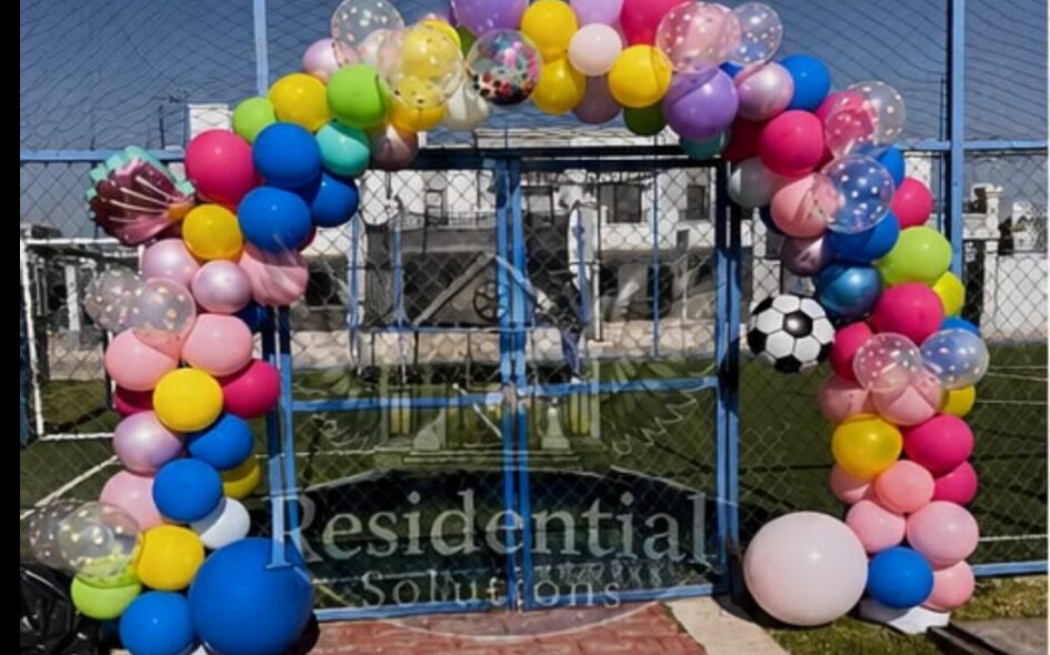 Arco de globos — celebración comunitaria